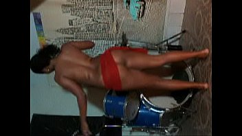 joven negra cubana baila desnuda para sus amigos.AVI