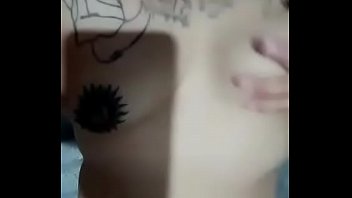 Amiga caliente muestra tatuajes desnuda