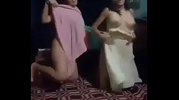 Jovenes colombianas bailan desnudas