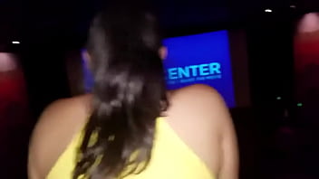Me Másturbaba en el Cine y la mujer de alado no aguanto y se monto encima, su novio había salido al baño