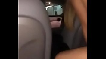 Maria Fernanda escort de zona divas dandose sentones en el carro con cliente