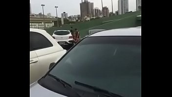 Boquete na rua atrás do carro em público - blowjob in public brazil