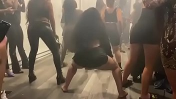 Girl goes crazy in twerking class
