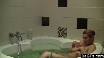 Chubby girl filmed while she sucks a dick in the tub
