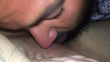 Eats pussy dripping