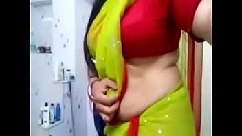 Desi bhabhi hot side boobs and tummy view in blouse for boyfriend